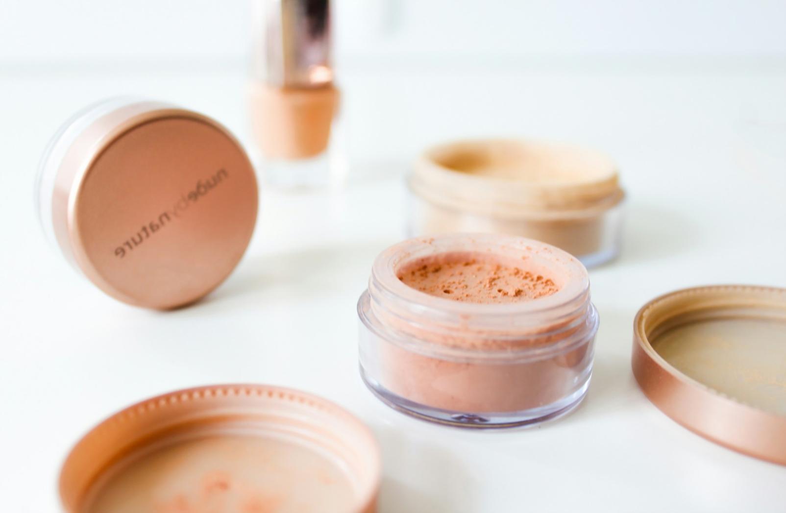 Studente che applica tecniche di make-up durante una lezione pratica
